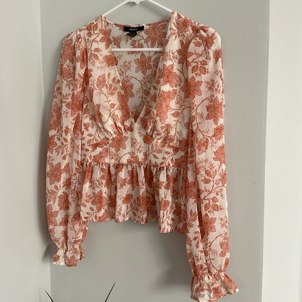 Beautiful forever 21 long sleeve top blouse size small peach pink floral